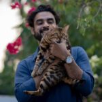 Tovino Thomas Instagram - The mischievous cat the boys were after seems to like me 😹 📸 @rohith_ks #cat #mischieviouscat #feliscatus
