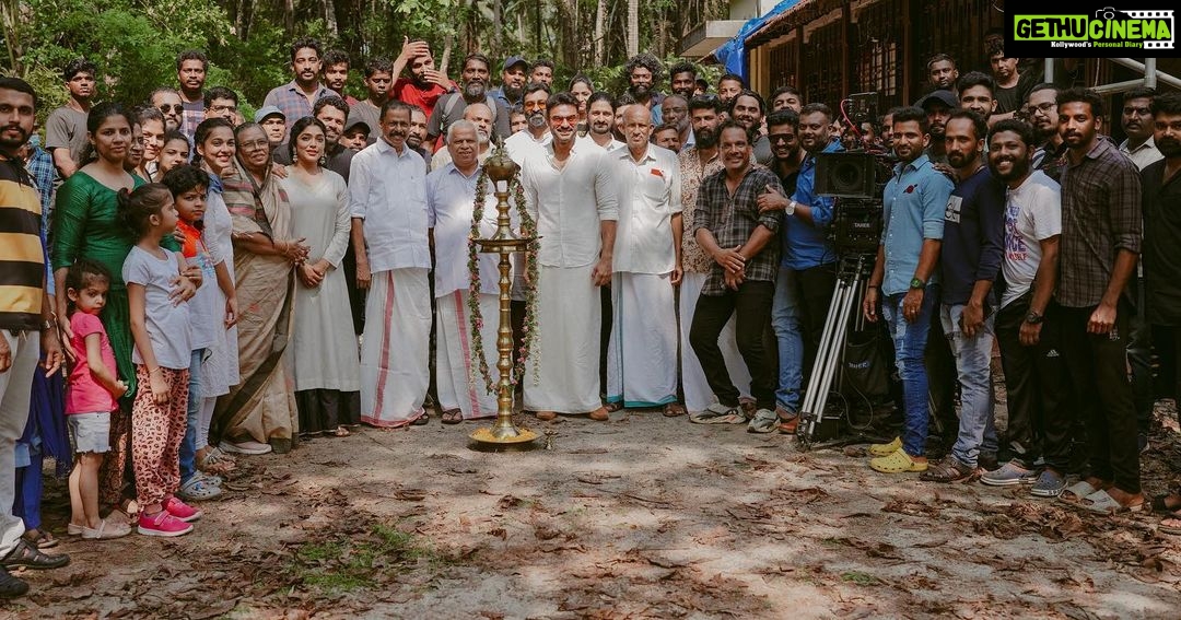 Tovino Thomas Instagram - ‘Neelavelicham’ "നീലവെളിച്ചം"💙✨ #NeelavelichamMovie #VaikomMuhammadBasheer #OPMCinemas #നീലവെളിച്ചം #AashiqAbu #TovinoThomas #RimaKallingal #RoshanMathew #ShineTomChacko #HrishikeshBhaskaran #GirishGangadharan #Bijibal #RexVijayan #ShahabazAman #SaijuSreedharan #JyothishShankar #SameeraSaneesh #RonexXavier #BennyKattappana #AabidAbu #SajinAliPulakkal #AbbasPuthupparambil #PopkonCreatives