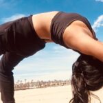 Usha Jadhav Instagram – #yogaonthebeach #chakrasana #wheel 
#sol #playa #yoga #vida 
con @alexcortescalahorra 💕
.
#health #salud #actorslife #instagood #instagram #semanasanta #ushajadhav #alejandrocortes #cineespañol