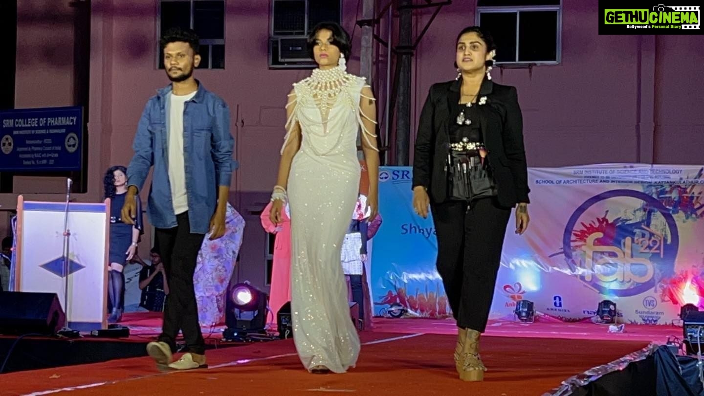 Vanitha Vijayakumar Instagram - My first stage recognition as a fashion designer ,make up artiste and hair stylist in front of the biggest student audience….thank you @srmuniversity for the amazing opportunity and the loveliest thambis and thangachis for all the love and applause…proud moment to have achieved this for the education as a fashion designer I studied and the passion and efforts I have put in so many years❤️ @vanithavijaykumarstyling