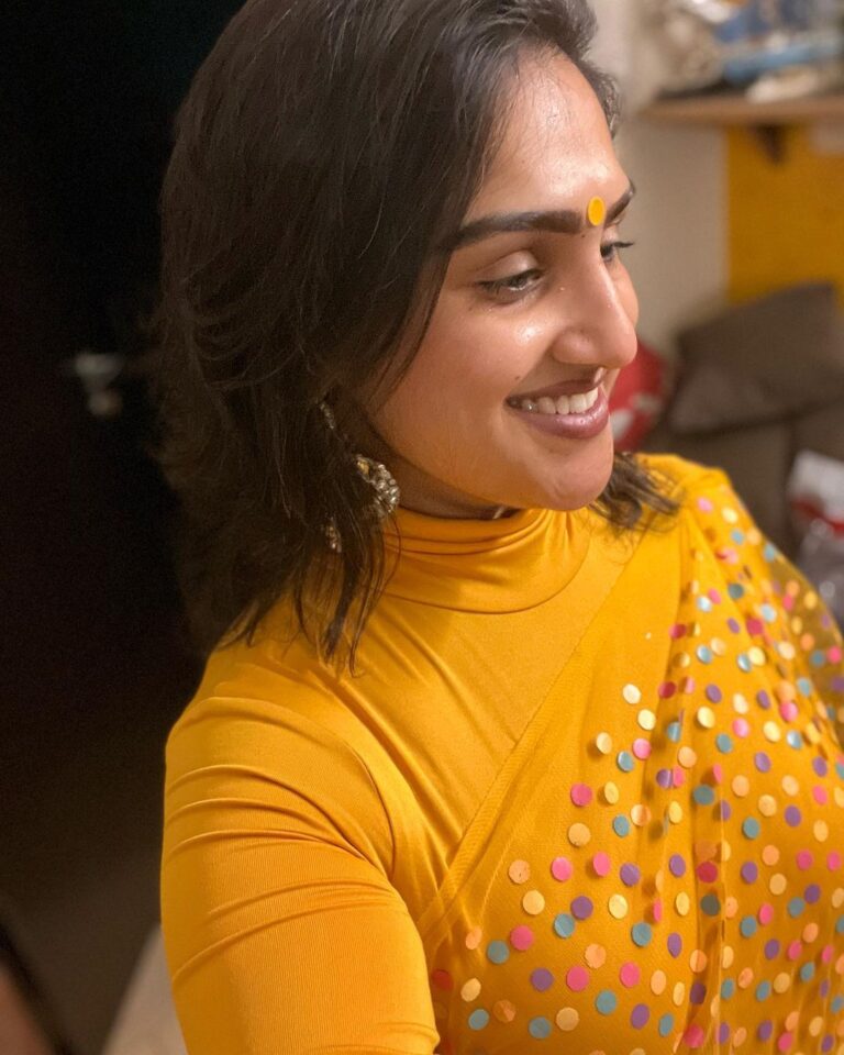 Vanitha Vijayakumar Instagram - @vanithavijaykumarstyling coord saree blouses…ready made T-shirt blouses with designer sarees
