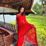 Vidhya Instagram - At “Semfioraa” ad shoot 🌺 📸 @imichael.1 @drsri23 @sridhar.sridevi @venkateswaranpazhani @suluhairstylist @vasanth_daniel_osbern_ Vaikom Backwaters