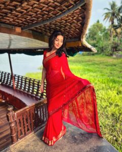Vidhya Instagram - At “Semfioraa” ad shoot 🌺 

📸 @imichael.1 
@drsri23 @sridhar.sridevi @venkateswaranpazhani 
@suluhairstylist @vasanth_daniel_osbern_