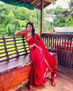 Vidhya Instagram - At “Semfioraa” ad shoot 🌺 

📸 @imichael.1 
@drsri23 @sridhar.sridevi @venkateswaranpazhani 
@suluhairstylist @vasanth_daniel_osbern_