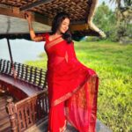 Vidhya Instagram – At “Semfioraa” ad shoot 🌺 

📸 @imichael.1 
@drsri23 @sridhar.sridevi @venkateswaranpazhani 
@suluhairstylist @vasanth_daniel_osbern_ Vaikom Backwaters