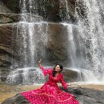 Vidhya Instagram - #bts 🌺 📸 @imichael.1 @drsri23 @sridhar.sridevi @venkateswaranpazhani @suluhairstylist @vasanth_daniel_osbern_ @mromeymaliakkal Munnar