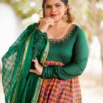 Vidyulekha Raman Instagram – A “Paalum Pazhamum” Anarkali is a perfect amalgamation of the Mughal silhouette and our traditional Tamil weave which is embellished with @sameenasofficial ‘s signature kemp embroidery. Did you know Nalli created this pattern for yesteryear actress Saroja Devi for the movie “Paalum Pazhamum” and hence the name? 🥛🍎 

Anarkali – @sameenasofficial 
Jewellery – @rimliboutique 
Photography –  @sinty_boy 
Cinematography –  @thetravelingphotographist
Retouch – @shot_by_panneer 

@vijaytelevision @mediamasons 
#cwc #cwc3 #cookwithcomali #cookwithcomali3 #cookuwithcomali #cookuwithcomali3 #vijaytvshow #vijaytelevision #vijaytv #vidyuraman #cookwithcomalividyu