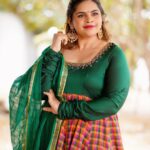 Vidyulekha Raman Instagram – A “Paalum Pazhamum” Anarkali is a perfect amalgamation of the Mughal silhouette and our traditional Tamil weave which is embellished with @sameenasofficial ‘s signature kemp embroidery. Did you know Nalli created this pattern for yesteryear actress Saroja Devi for the movie “Paalum Pazhamum” and hence the name? 🥛🍎 

Anarkali – @sameenasofficial 
Jewellery – @rimliboutique 
Photography –  @sinty_boy 
Cinematography –  @thetravelingphotographist
Retouch – @shot_by_panneer 

@vijaytelevision @mediamasons 
#cwc #cwc3 #cookwithcomali #cookwithcomali3 #cookuwithcomali #cookuwithcomali3 #vijaytvshow #vijaytelevision #vijaytv #vidyuraman #cookwithcomalividyu