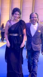 Vijayalakshmi Instagram - He is super cute 🤗♥️ Nobody could match his energy level 🧿 That dance ♥️ #bigfan #bharathiraja sir #legendrydirector Wearing @annamstudio