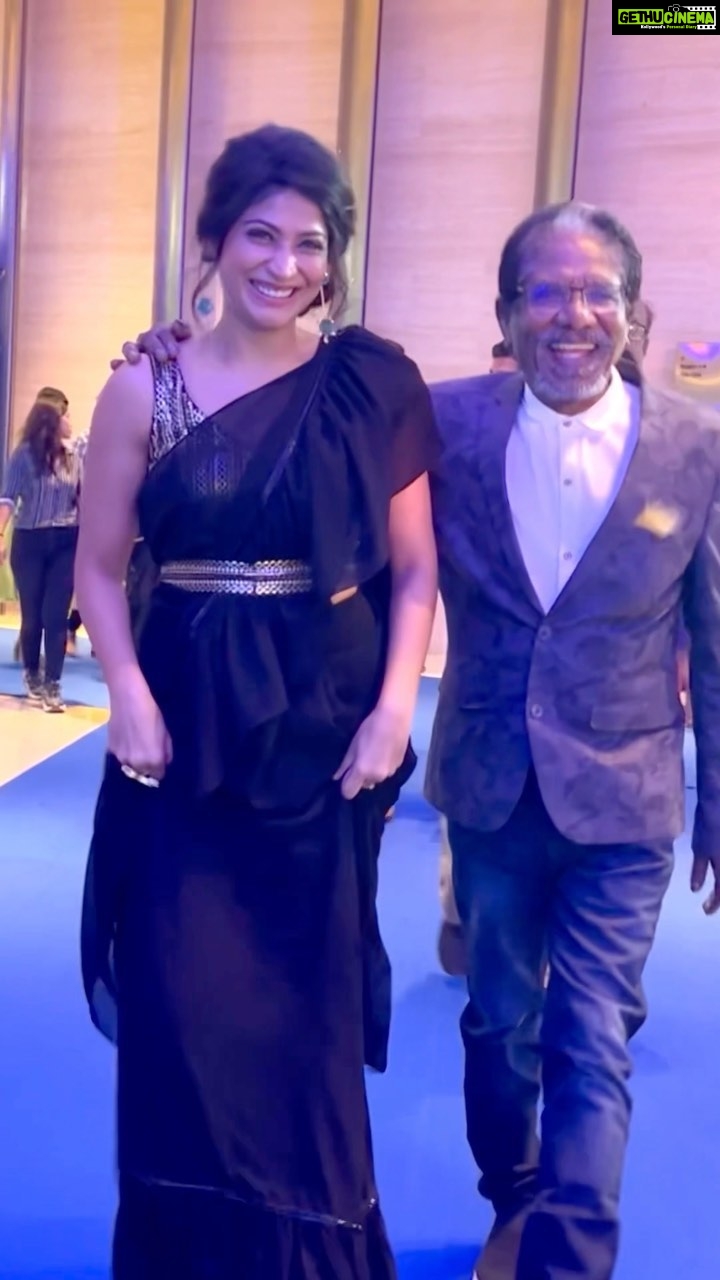 Vijayalakshmi Instagram - He is super cute 🤗♥️ Nobody could match his energy level 🧿 That dance ♥️ #bigfan #bharathiraja sir #legendrydirector Wearing @annamstudio