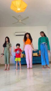 Vijayalakshmi Instagram - Chinky chacha boom boom lalalalalalaaaa 🤪#instareels 

#diya #tash #nilan 
🎥 @kanithiru10