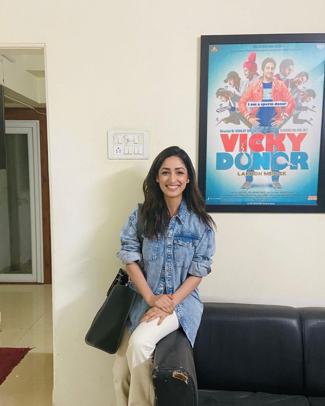 Yami Gautam Instagram - The place where it all began! Started my journey auditioning for Vicky Donor right here ! यह सोफ़ा भी यहीं था ! A recent visit to this studio took me down the memory lane, reliving so many beautiful moments through the journey! Thank you, Shoojit da & our entire team 🌹 #VickyDonor