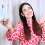 Yuvika Chaudhary Instagram - realme 9 Pro+ 5G | MediaTek Dimensity 920 With my all-new realme 9 Pro+ 5G smartphone powered by MediaTek Dimensity 920, now my day-to-day life has become easier. Whether it's gaming, photography, or entertainment - this smartphone is a complete allrounder. Go for it. #realme9Proplus #MediaTek #MediaTekDimensity920. #yuvikachaudhary