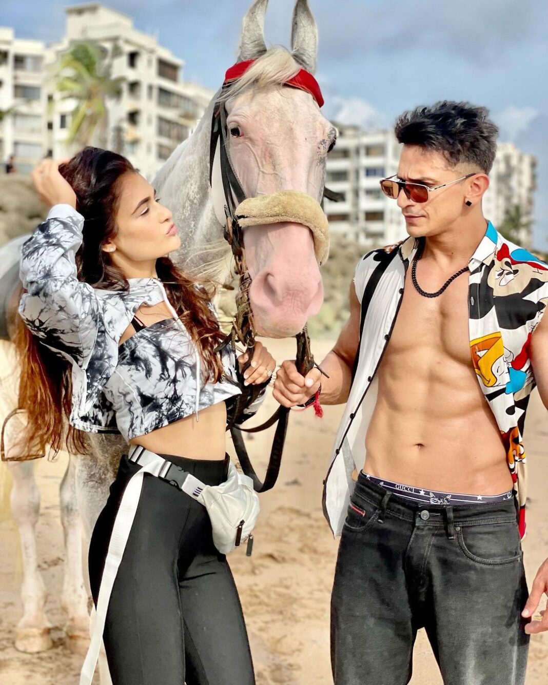 Yuvika Chaudhary Instagram - अगर तुझको गुरूर है सत्ता का इस कदर तो, हम भी तख्तों को पलटने का हुनर रखते है..!! #princenarula #yuvikachaudhary #privika