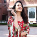 Yuvika Chaudhary Instagram – #NewLaunch *Redefining Hotness!*
Our Red Peprika Handblock Suit Set is a head turner in every sense! Floral jaal print with gota detailing, this suit set is exquisitely handcrafted for you! 

Style it with stunning accessories and be ready to grab attention wherever you go.

www.aachho.com

Muse: @yuvikachaudhary
Location: @itcrajputana
Styled by: @stylebysugandhasood
Jewellery: @aachho 
Photographer: @ajpictography
Hair: @sunil_celebrity_stylist
Videographer: @rjprt @chiragbhatia699 
Makeup: @raveen_anand @beautybyraveenanand

#aachho #aachhojaipur #jaysole #itcrajputana #trendyreel #trendysong #reels #songs #shararaset #yuvikachaudhary #fashion #fashionista #fashionstyle ITC Rajputana, A Luxury Collection Hotel