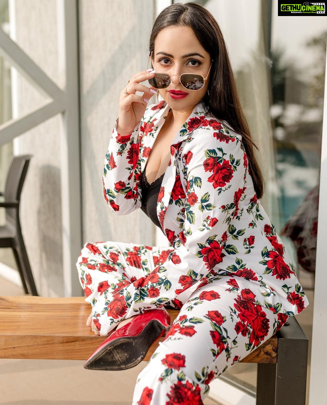 Aanchal Munjal Instagram - Roses are red, violets are blue, if you were a flower - Iād pick you .. š Outfit @howwhenwearclothing Styled by @theanunarang Shot by @akshayphotoartist Hair & MUA @sunny_makeup_artist š@theforestclubresort @zuper_solutions