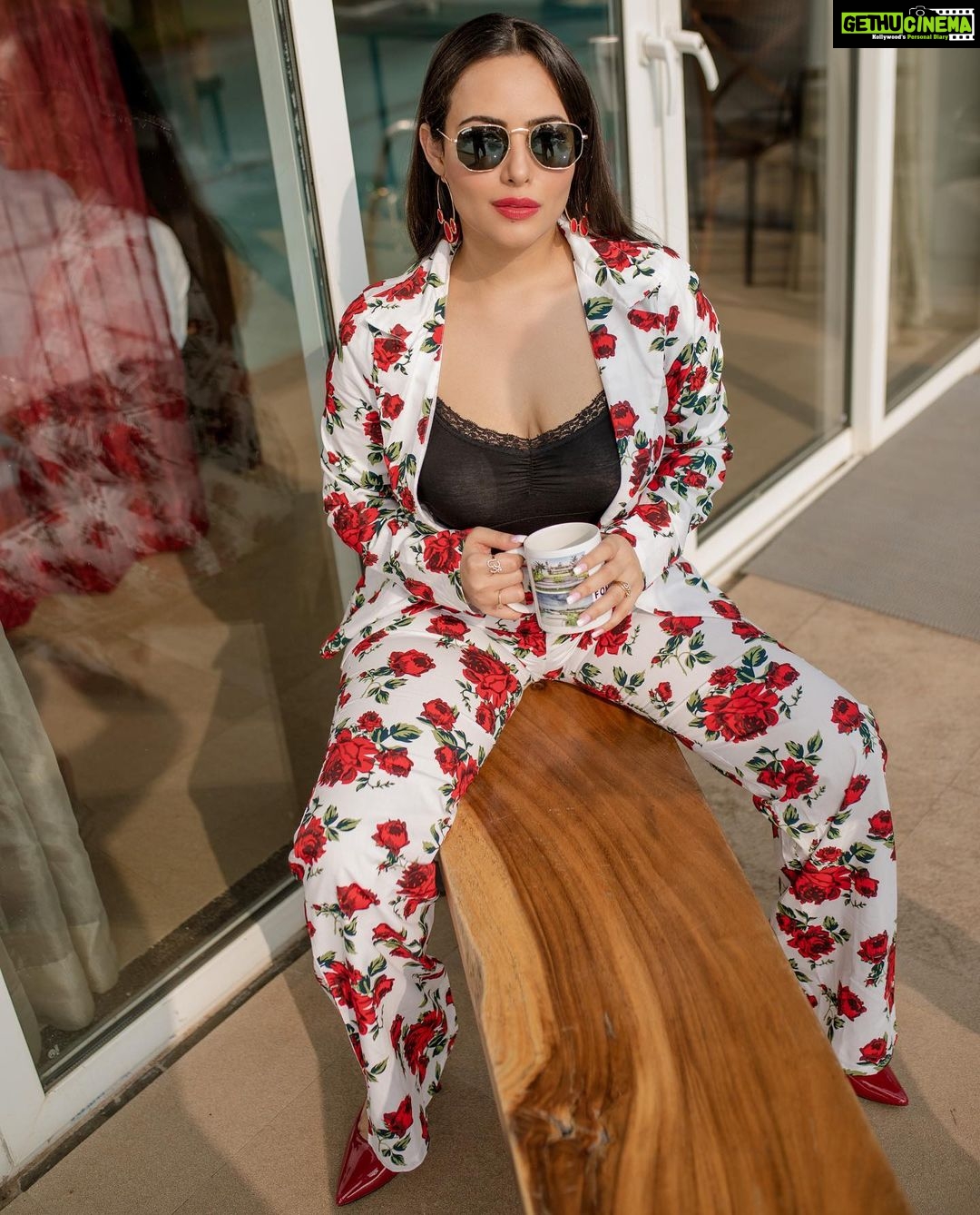 Aanchal Munjal Instagram - Roses are red, violets are blue, if you were a flower - Iād pick you .. š Outfit @howwhenwearclothing Styled by @theanunarang Shot by @akshayphotoartist Hair & MUA @sunny_makeup_artist š@theforestclubresort @zuper_solutions