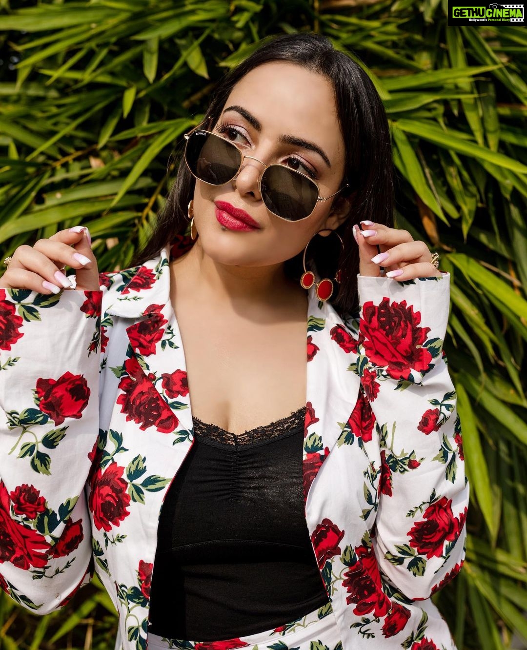 Aanchal Munjal Instagram - Roses are red, violets are blue, if you were a flower - Iād pick you .. š Outfit @howwhenwearclothing Styled by @theanunarang Shot by @akshayphotoartist Hair & MUA @sunny_makeup_artist š@theforestclubresort @zuper_solutions