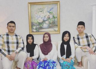 Aaron Aziz Instagram - Selamat Hari Raya semua. Maaf Zahir dan batin. #aaronazizfamily @diyanahalik @dahliaarissaaaron @dwiarianaaaron @danishanaqiaaron