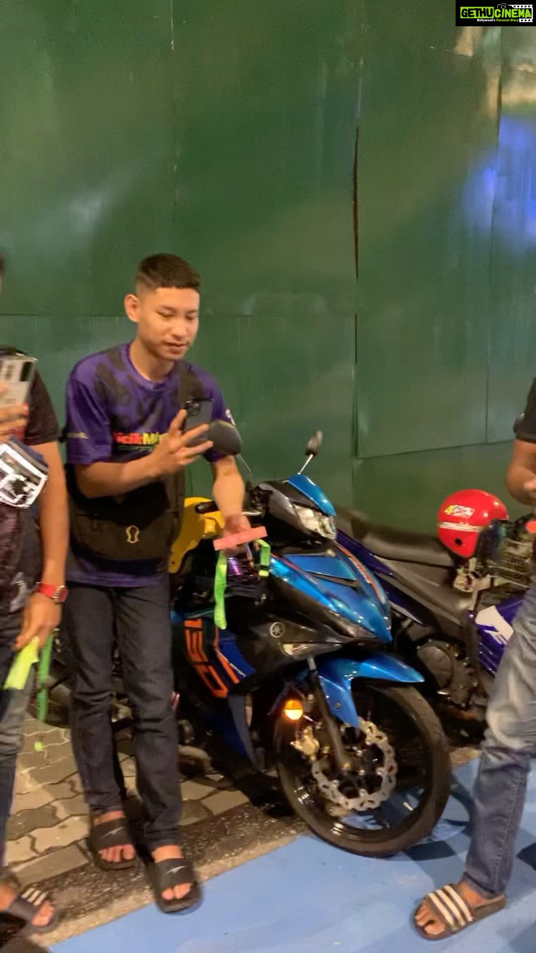 Aaron Aziz Instagram - #TheVapeDon belanja Adik Adik motor Part 2 rezeki korang la Abg ternampak so Tu lah Abg henti sekejap Enjoy your #liobar @ijoyliomy @officialaksomalaysia #TheVapeDon #kasipecahpoket