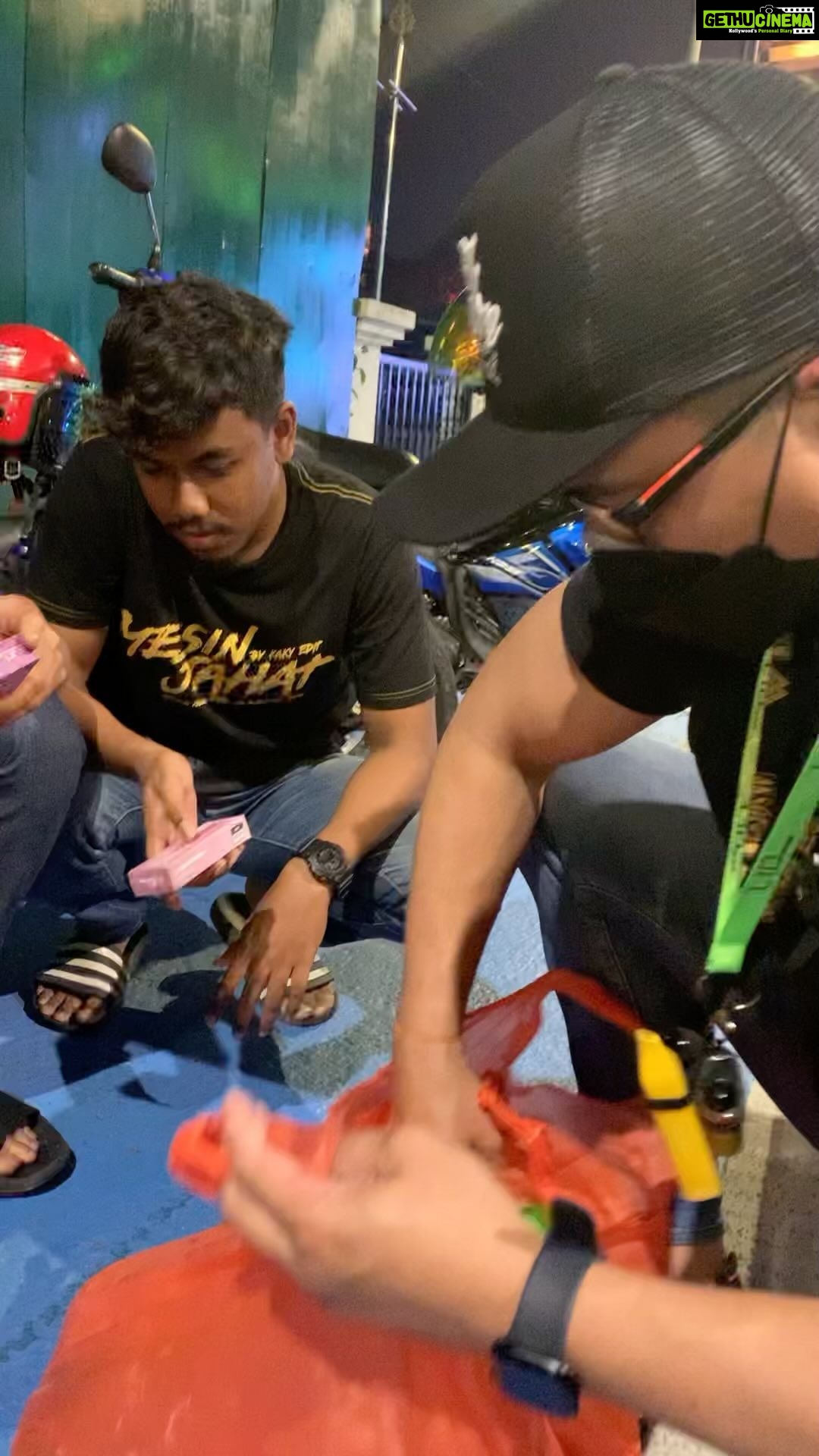 Aaron Aziz Instagram - #TheVapeDon belanja Adik Adik motorPart 1 rezeki korang la Abg ternampak so Tu lah Abg henti sekejap Enjoy your #liobar @ijoyliomy @officialaksomalaysia #TheVapeDon #kasipecahpoket