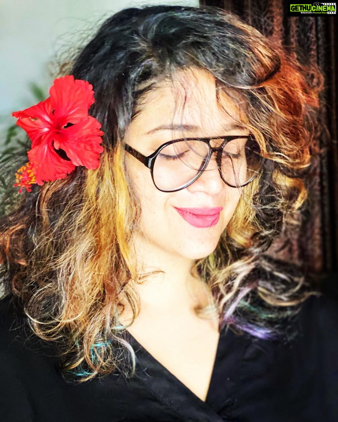 Abhirami Suresh Instagram - What is the connection between Chembarathi and Praanth? Can someone tell me !? :/ I find it a pretty flower. And I’ve never been able to understanding this connection between lunacy and this pretty flower 🥴 . . . #hibiscus #lunacy #curious #abhiramisuresh #liveloveliberate #explore #explorepage
