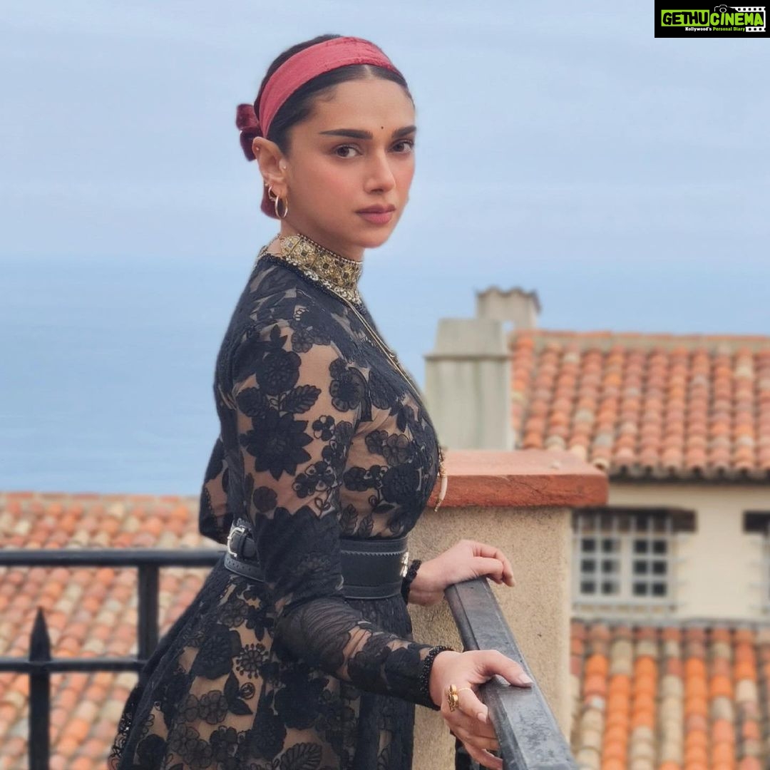 Aditi Rao Hydari Instagram - With my heart set in India my dreams take flight across the world✨🖤 @vivo_india Dress and jewellery @sabyasachiofficial Heels @ysl Styling @sanamratansi HMU @eltonjfernandez Managed by @ssubberman Agency @fetch_india Shot by @eastmancolourr #cannes2022 #ARHxCANNES #mylifeisamovie #vivoatcannes