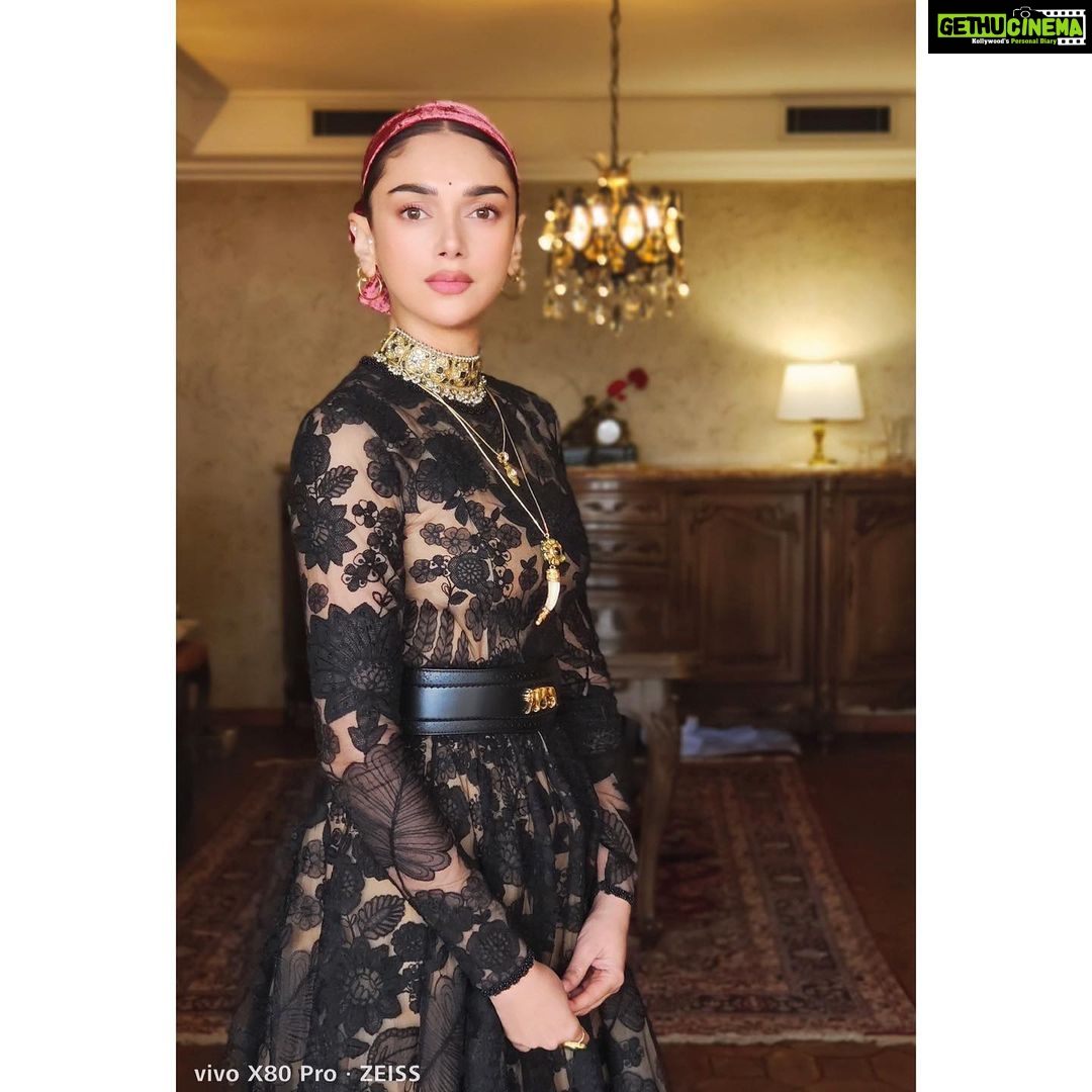 Aditi Rao Hydari Instagram - With my heart set in India my dreams take flight across the world✨🖤 @vivo_india Dress and jewellery @sabyasachiofficial Heels @ysl Styling @sanamratansi HMU @eltonjfernandez Managed by @ssubberman Agency @fetch_india Shot by @eastmancolourr #cannes2022 #ARHxCANNES #mylifeisamovie #vivoatcannes