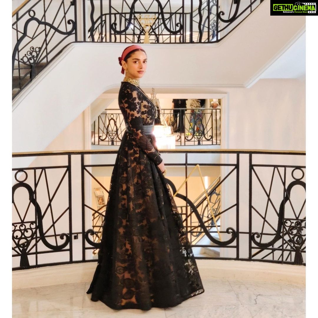Aditi Rao Hydari Instagram - 🖤 @vivo_india Dress and jewellery @sabyasachiofficial Heels @ysI Styling @sanamratansi HMU @eltonjfernandez Managed by @ssubberman Agency @fetch_india Shot by @eastmancolourr #cannes2022 #ARHxCANNES #mylifeisamovie #vivoatcannes