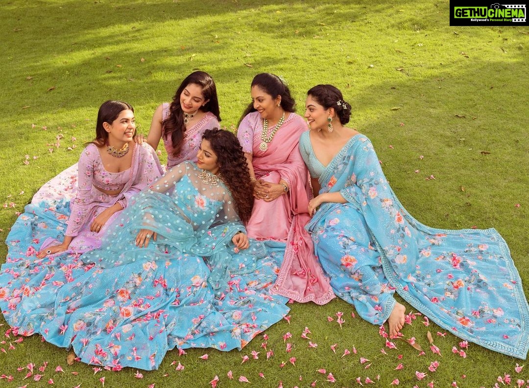 Ahana Kumar Instagram - flower power ๐ธ Publication @grihalakshmi_ Photographer @vaffara_ Stylist @asaniya_nazrin MUAH (Ahaana , Diya , Ishaani) @rizwan_themakeupboy MUAH (Sindhu , Hansika) @sreshtamakeup Costumes @wesnikfashion Accessories @meralda.jewels Location @ktdchotels Post-Production @iamvysak Photography Associate @rjrej Styling Assistant : @resh.ma_98 ๐ธ