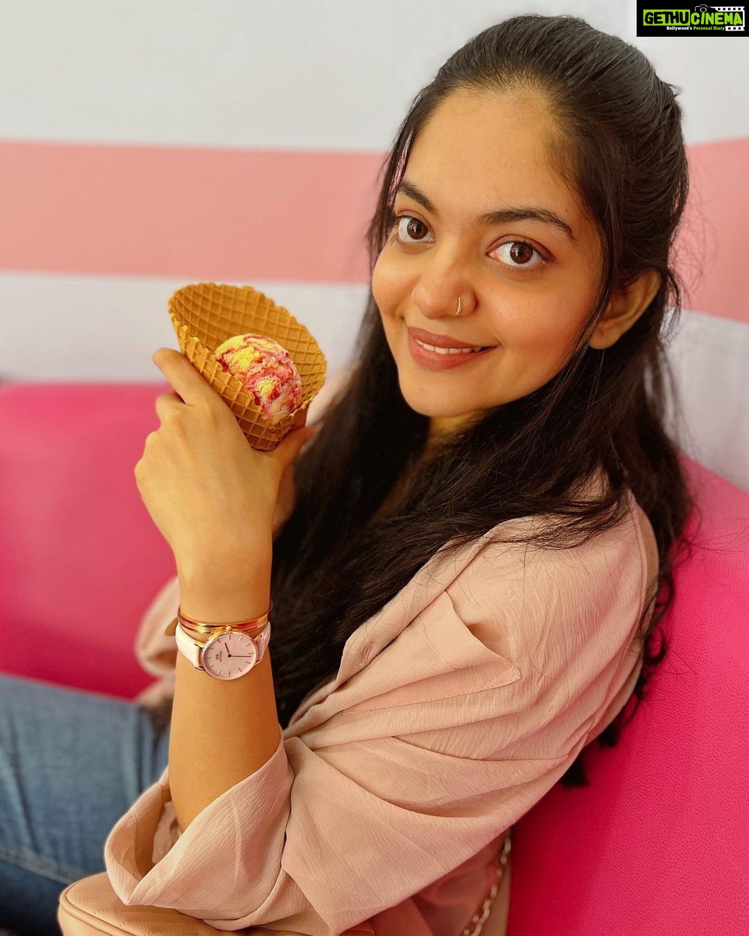 Ahana Kumar Instagram - Heyy You🍦 Pink is the new Black with @danielwellington 💕🖤 In Love with the new Mother Of Pearl watch from the amazing new collection. Love the tinted rouge color , and it’s such a perfect everyday piece 😍💕💫 Get yours now from the website at 15% off with my code DWXAHAANA 💕 #ad #danielwellington #newlaunch 💫
