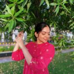 Ahana Kumar Instagram - just another happy pink day , watching a glorious sunset 💕 wearing current fav dress from @jugalbandhi 🌸 Kochi, India