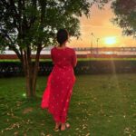 Ahana Kumar Instagram - just another happy pink day , watching a glorious sunset 💕 wearing current fav dress from @jugalbandhi 🌸 Kochi, India