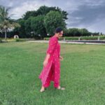 Ahana Kumar Instagram - just another happy pink day , watching a glorious sunset 💕 wearing current fav dress from @jugalbandhi 🌸 Kochi, India