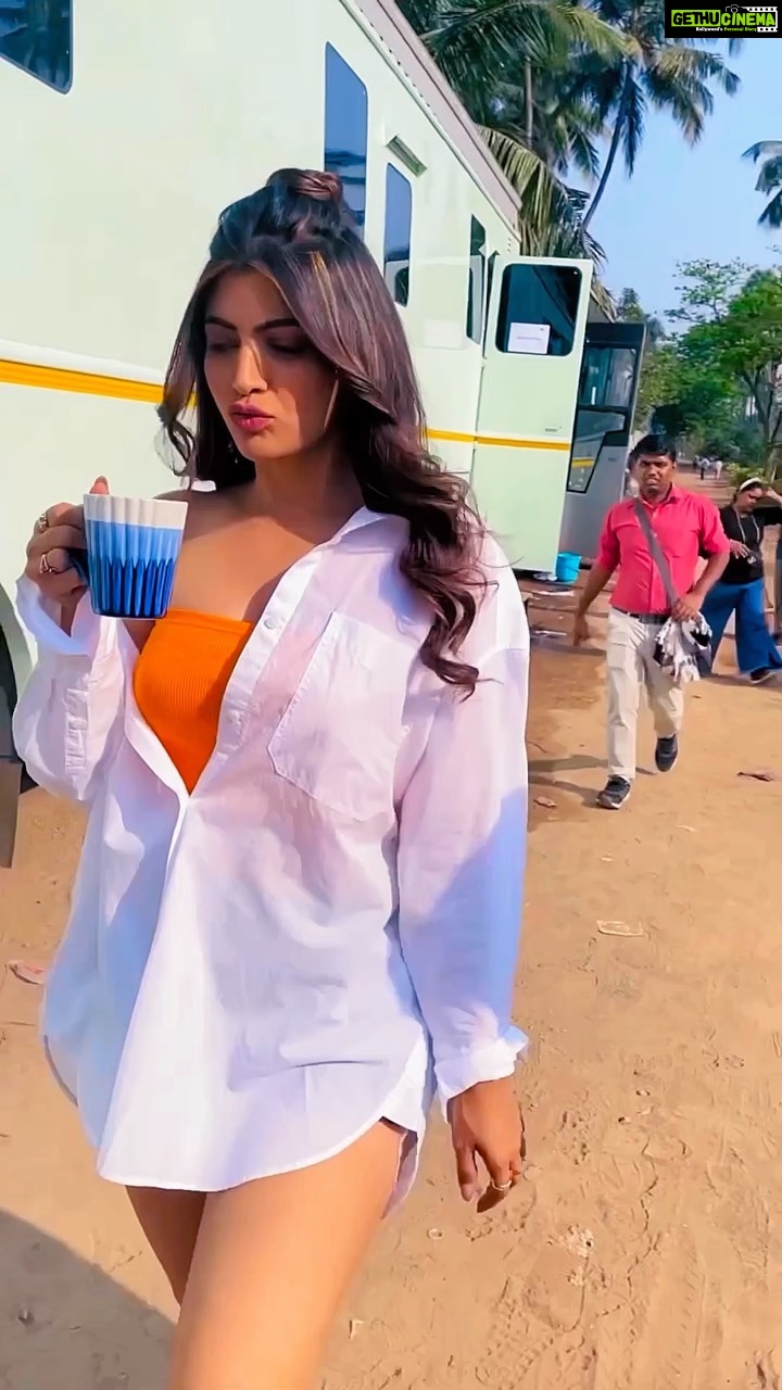 Akanksha Puri Instagram - Bomb 💣 #bts from #jaaraheho #bambagya 🔥 . . #reels #reelsinstagram #reelitfeelit #song #video #trending #love #fun #girl #me #beingme #akankshapuri #🔥