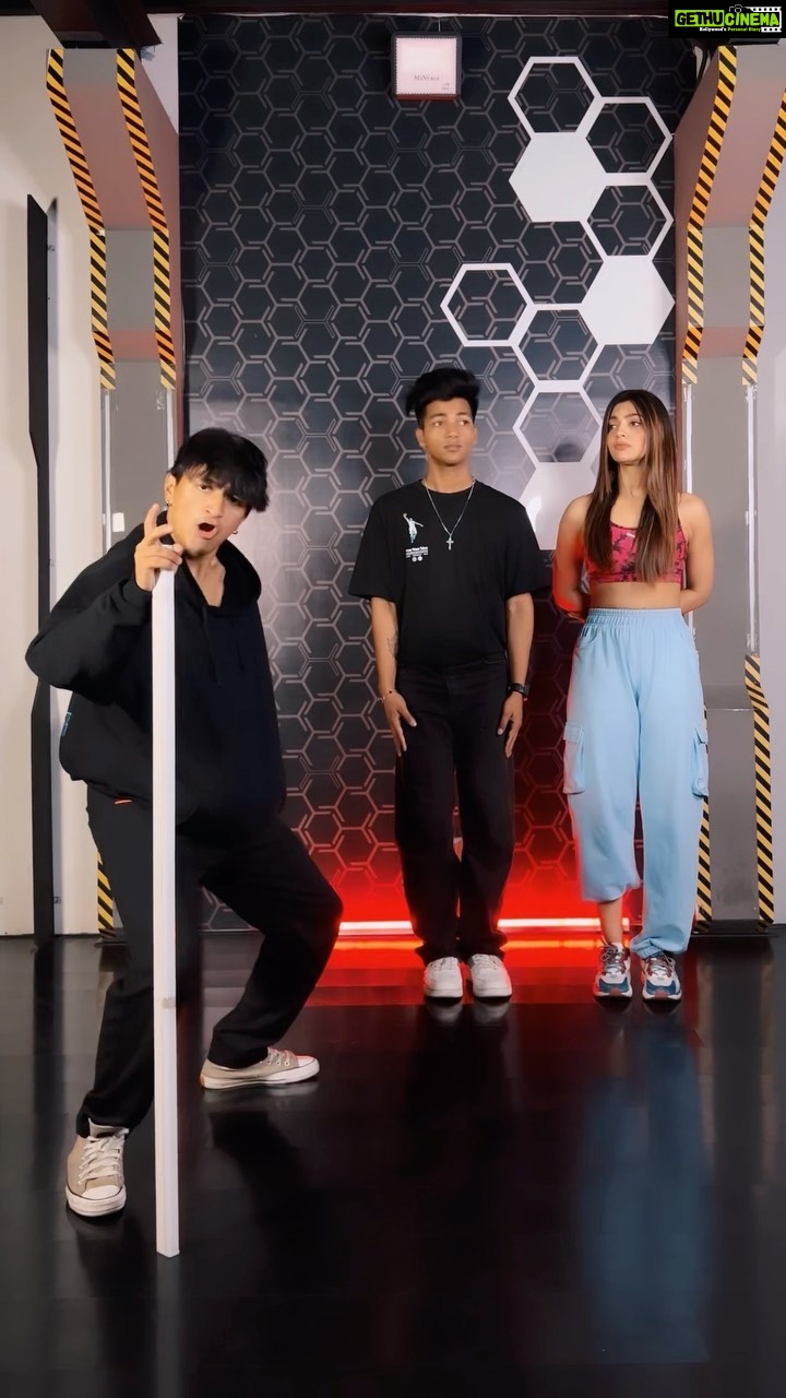 Akanksha Puri Instagram - Stop , Drop and Roll ✨ @saimondkbiswa . . . Studio - @bravo.dancestudio . . #dance #reels #reelsinstagram #dancechallenge #reel #reelsinstagram #trendingreels Bravo Dance Studio