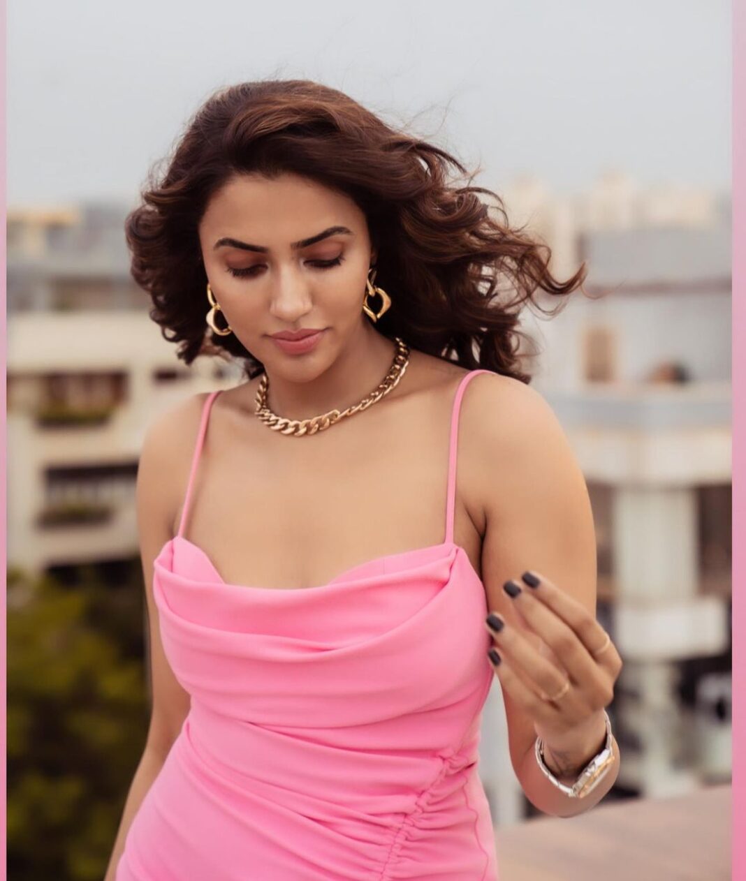 Akshara Gowda Instagram - And when you have nothing to lose , YOU GET STRONGER 🙂💖 Styled by @_anita_priya Photography @puchi.photography Makeup and hair @priyatanda_makeupartist #aksharagowda #stylishtamilachi #aksharagowdabikki #stylishtamizhachi
