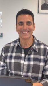 Akshay Kumar Instagram - Key to happiness : to be able to laugh at yourself. And on that note, here’s an act which is a result of sheer boredom, hope it makes you laugh. Please do laugh, it was actually painful 😬😂 And Happy #WorldLaughterDay