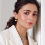 Alia Bhatt Instagram – A beautiful day in Doha with some French fries Poha 🙂 

Such an honour to inaugurate DJWE2022 and experience the exquisite jewellery and watches ❤️✨

@visitqatar @qatarcalendar
#DJWE2022 #VisitQatar #LoveQatar #In_Qatar #collab