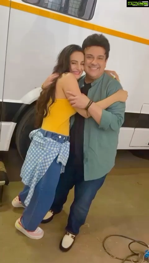 Ameesha Patel Instagram - Post shoot last night .. when ur shooting close by to ur friend the most supremely talented @adnansamiworld .. and u end up having dinner together on set,chatting endlessly and remembering the music video “TERI KASAM” we shot together .. love u Adnan n ur daughter Is such a little angel 👼💖