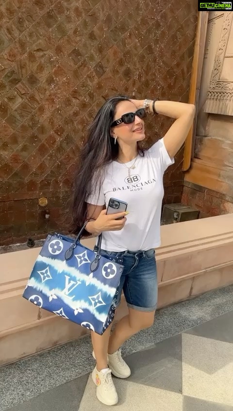 Ameesha Patel Instagram - DELHI .. had to soak in some sunshine ☀️ ☀️😎🌞😎😎🌞🌞🌞☀️