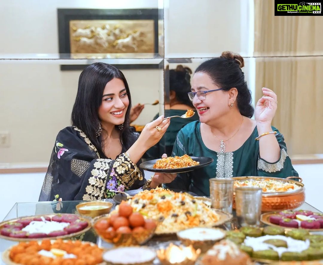 Amrita Rao Instagram - Happy Mother’s Day to all the L😍vely Moms out there! 🥂 Here's Mom & I, celebrating Her inspirational journey over a royal spread of biryanis, kebabs & desserts from the bessst we have in town @behrouzbiryani 😃😋 ✨ When most Mothers her age succumbed to societal norms, my mother broke the cliche and laid the foundation to be an independent woman. She didn’t give in to the family imposed guilt of quitting her job to look after me when I was born and resumed work just 45 days later. She was determined to strike a balance and she did! The journey wasn’t easy, but Mom made every bit of the ride worth it ! Not once did I ever feel the absence of her presence and care. Every day after school, I’d call and tell her & She’d be just a call away & not once said she was busy & could speak to me. ❤️ From sporting a boy cut hairdo then to wearing the clothes of her choice to riding a two-wheeler, mom has always done what she wanted to. She gave me the same freedom and space to be my own person and never imposed anything on me. ☺️ For someone so special, I only want to give her the bessst! 😍 Today, on Mother’s Day, I’m celebrating and saluting my Mom by treating her to a feast fit for a Queen 👑 - a royal lavish spread of mouth-watering biryani, delicious kebabs and indulgent desserts from Behrouz Biryani. Kyunki, kuch pal sirf Behrouz se khaas bante hain! #behrouzbiryani #biryani #mothersday #mothersdayspecial