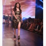 Amyra Dastur Instagram – Walk & Pose 📸
#bombautimesfashionweek 2022 for @meeamifashion 🌟 The St. Regis Mumbai