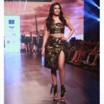 Amyra Dastur Instagram – Walk & Pose 📸
#bombautimesfashionweek 2022 for @meeamifashion 🌟 The St. Regis Mumbai