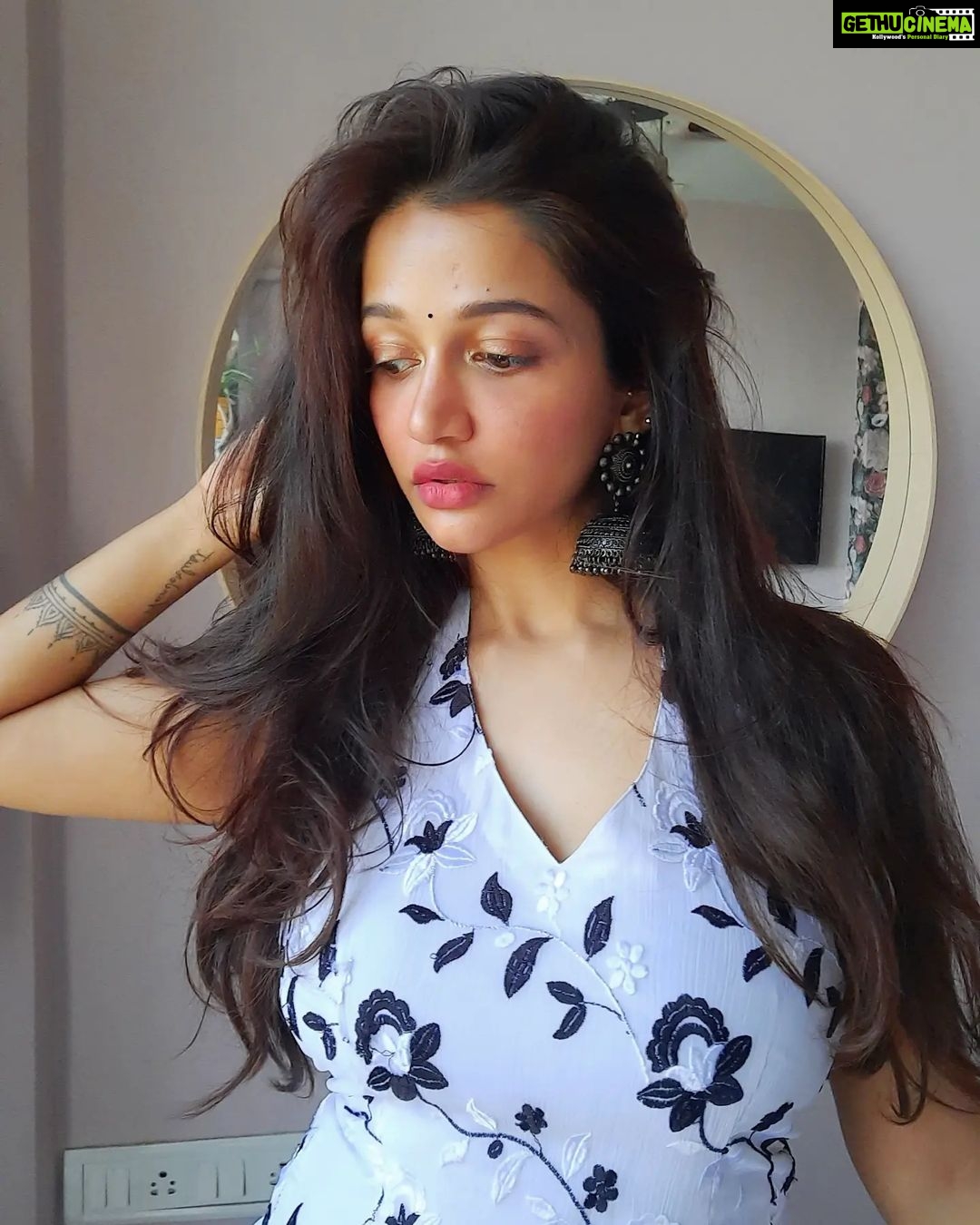 Anaika Soti Instagram - Don't see my TV 🙈