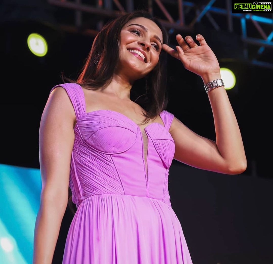 Andrea Jeremiah Instagram - Have a smiley weekend y’all 🙂💜🙃