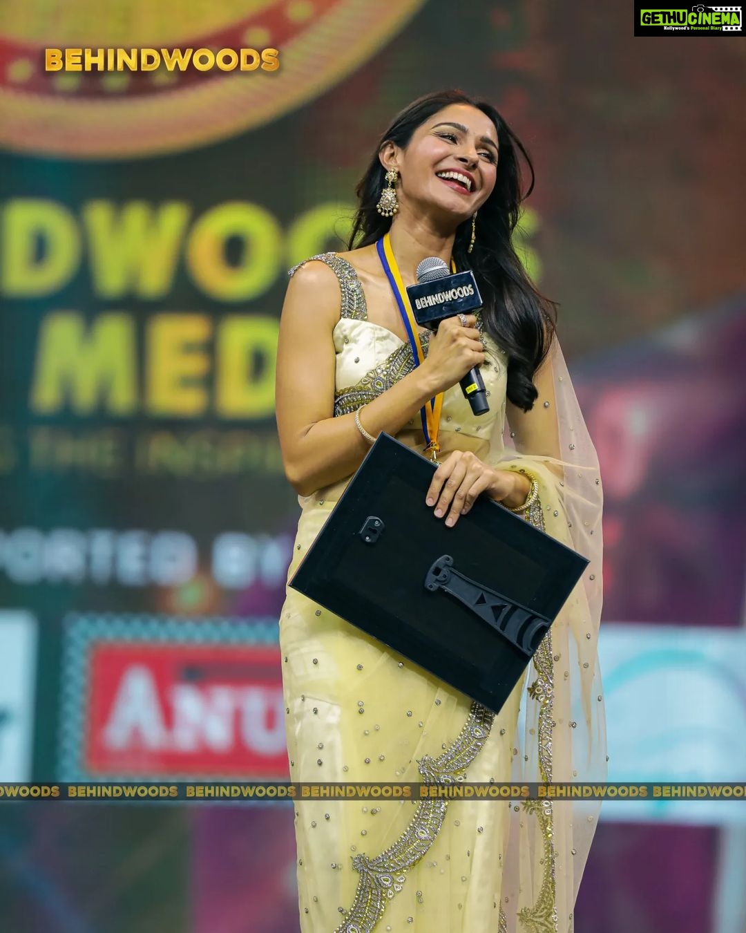 Andrea Jeremiah Instagram - 'En thalaikkerura Pon thadam podura' πβ¨ @therealandreajeremiah #BehindwoodsGoldMedals2022 π
#BGM8 @adityaram_chairman @adityaramproperties @twopointzero.in @vasanthrajguru @zerogravityphotography