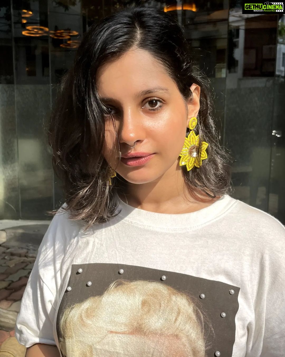 Angana Roy Instagram - Sunshine and Sunflower kinda day! 🌻 @___sagardweepdeb___ behind the lens Earrings by @abeoindia_official #sunshinetherapy #sunflower #summertimeshine #summervibes #marilynmonroe #tshirt #daylight #naturallight #naturallightphotography #aunaturale #glowup #designerearrings #naturalmakeup #naturalhighlight #upcloseandpersonal #humiddays #saturdayvibes #portraitmood #kolkatadiaries