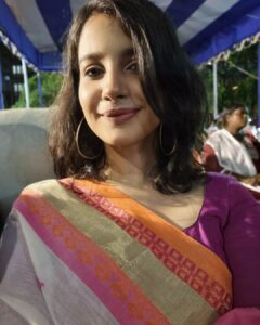 Angana Roy Instagram - Kobi Pronam. রবীন্দ্র- নজরুল সন্ধ্যা। ৯৪ নং ওয়ার্ড উন্নয়ন পরিষদ দ্বারা আয়োজিত। Thank you @anushree_malhotra_designs for the beautiful outfit. ❤️ #saree #outfitoftheday #designersaree #whitelove #whitesaree #whiteandpink #smaroksamman #rabindranazrulsandhya #event #sundaymornings #sundayposts #loveforsaree #lookofthenight #aboutyesterday
