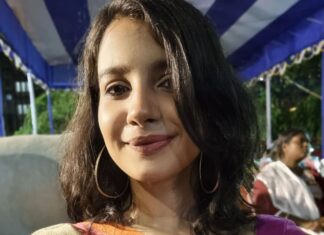 Angana Roy Instagram - Kobi Pronam. রবীন্দ্র- নজরুল সন্ধ্যা। ৯৪ নং ওয়ার্ড উন্নয়ন পরিষদ দ্বারা আয়োজিত। Thank you @anushree_malhotra_designs for the beautiful outfit. ❤️ #saree #outfitoftheday #designersaree #whitelove #whitesaree #whiteandpink #smaroksamman #rabindranazrulsandhya #event #sundaymornings #sundayposts #loveforsaree #lookofthenight #aboutyesterday